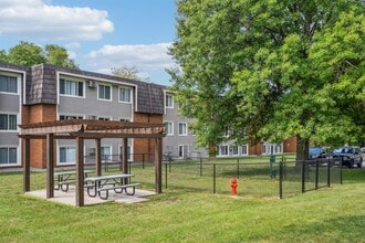 Pike Lake Apartments in New Brighton, MN - Foto de edificio - Building Photo