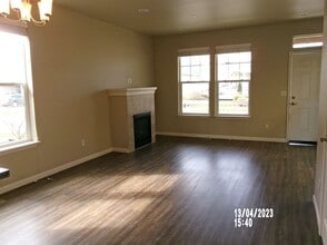 1050 Front Ave NE in Albany, OR - Building Photo - Building Photo