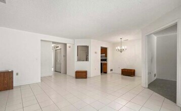 363 Sunshine Ct in Englishtown, NJ - Building Photo - Building Photo