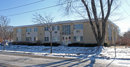 8423 W Oklahoma Ave in Milwaukee, WI - Foto de edificio - Building Photo