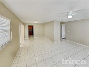 1924 Derbywood Dr, Unit Unit 2- OLD in Brandon, FL - Building Photo - Building Photo