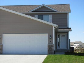 4925 Algonquin Dr in Cedar Falls, IA - Building Photo