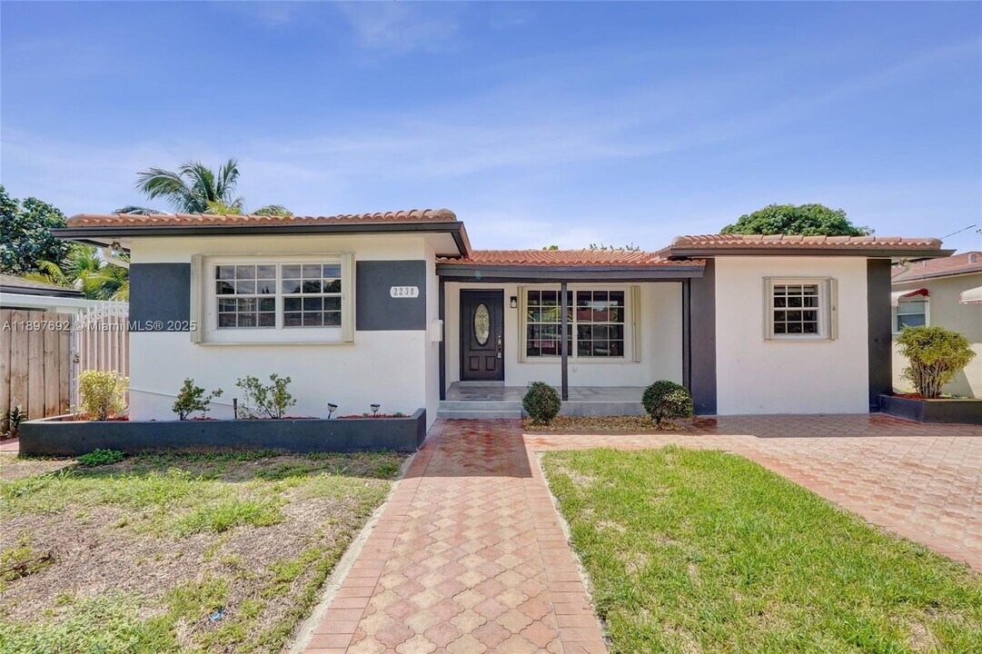 2238 Rodman St in Hollywood, FL - Building Photo