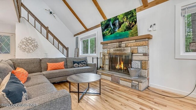 1069 Maple Dr in Pocono Lake, PA - Foto de edificio - Building Photo