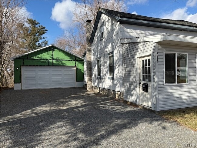 215 E Hoard St in Watertown, NY - Foto de edificio - Building Photo