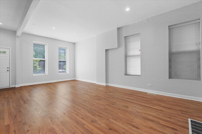 858 N Paulina St, Unit 1 in Chicago, IL - Foto de edificio - Building Photo