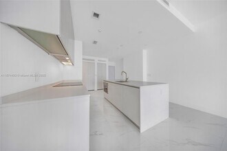 700 NE 24th St, Unit 2704 in Miami, FL - Building Photo - Building Photo