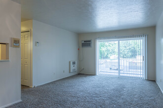 Cross Creek Garden Apartments in Cleveland, OH - Building Photo - Interior Photo