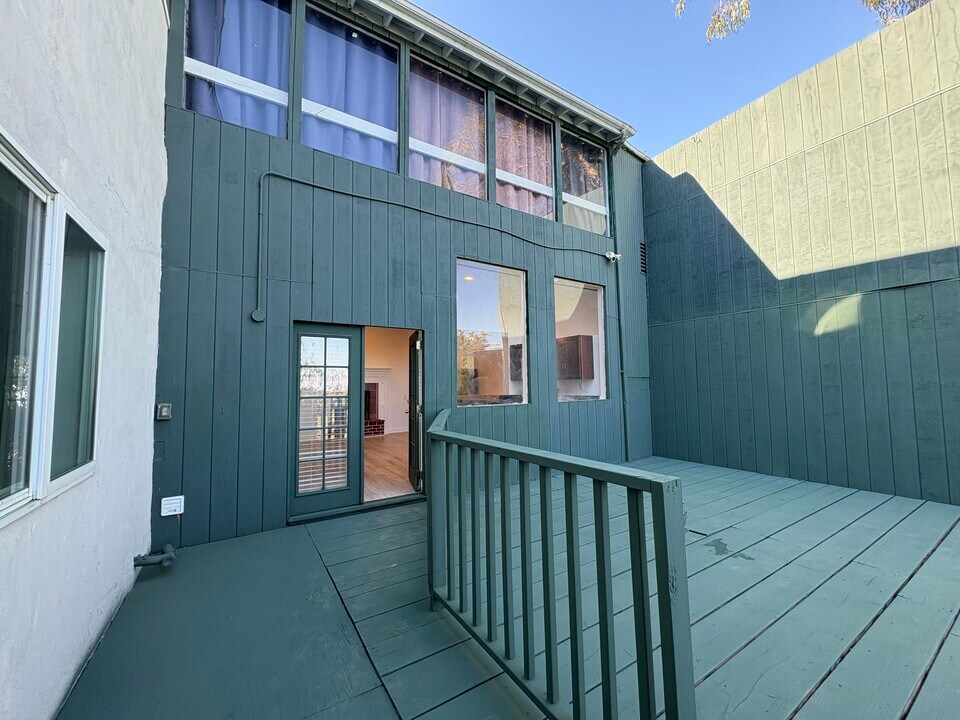 1402 San Remo Dr in Pacific Palisades, CA - Foto de edificio