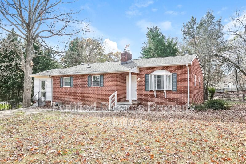 1001 W Mountain St in Kernersville, NC - Building Photo