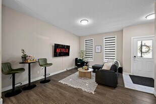 10752-10792 92 St NW in Edmonton, AB - Building Photo