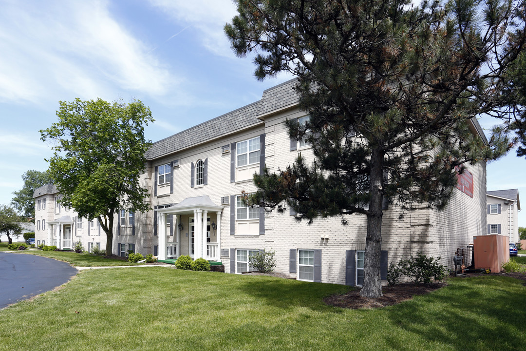 Falcon Landing Apartments - Graduate Students in Bowling Green, OH - Building Photo