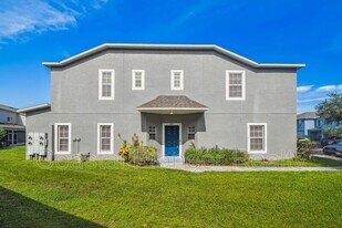 6723 Lake Camden Way in Gibsonton, FL - Building Photo