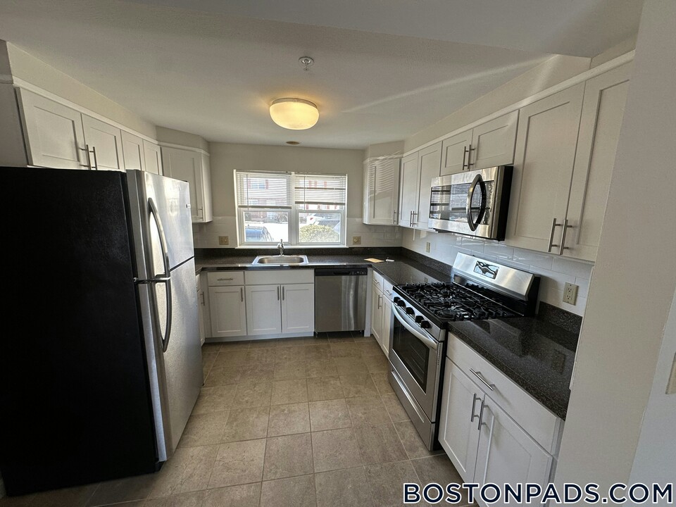 23 Prince St-Unit -6 in Danvers, MA - Foto de edificio