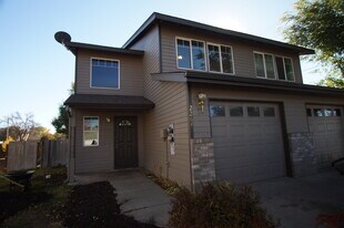 2264 Southwest Reindeer Avenue in Redmond, OR - Building Photo