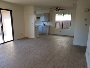 406 W Carob Ave in Reedley, CA - Building Photo - Building Photo