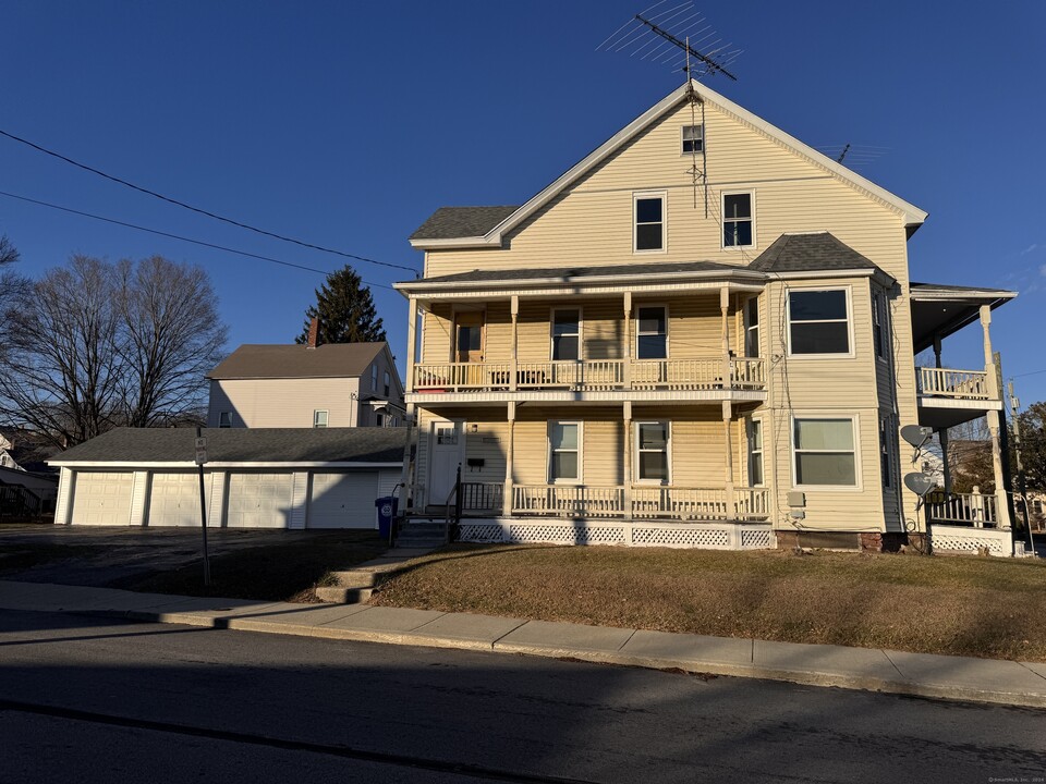 324 Church St in Putnam, CT - Building Photo