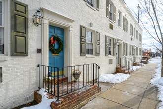 Chatham Square in Alexandria, VA - Building Photo - Building Photo