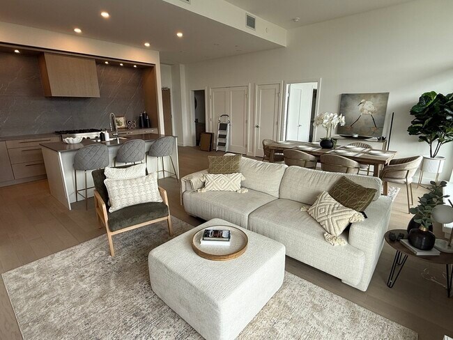 3389 Lakeshore Rd in Kelowna, BC - Building Photo - Building Photo