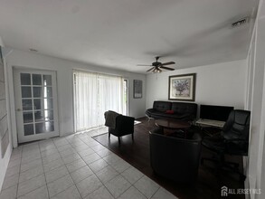 8 Cambridge Rd in Kendall Park, NJ - Building Photo - Building Photo