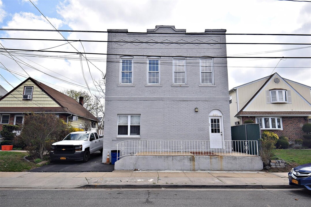 221 Lehrer Ave in Elmont, NY - Building Photo