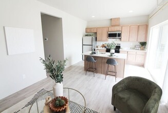 1200 N 8th Ave in Othello, WA - Foto de edificio - Building Photo