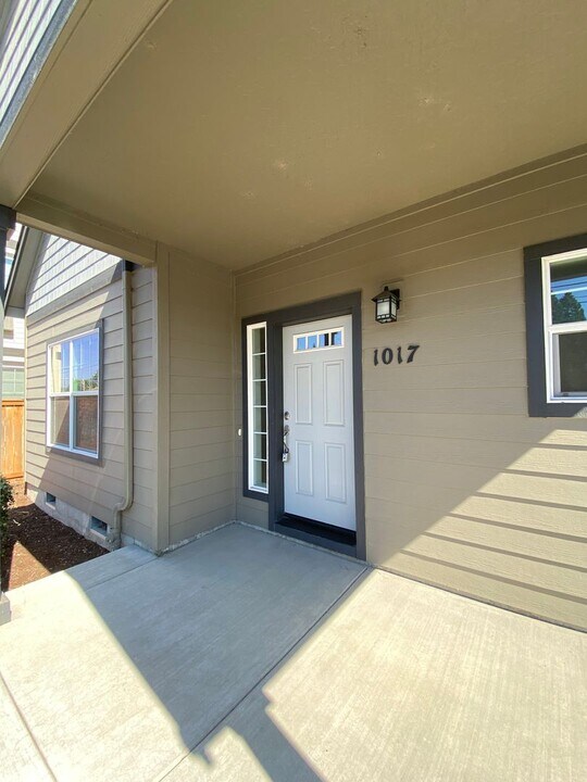 1015 Coburg Rd in Eugene, OR - Building Photo