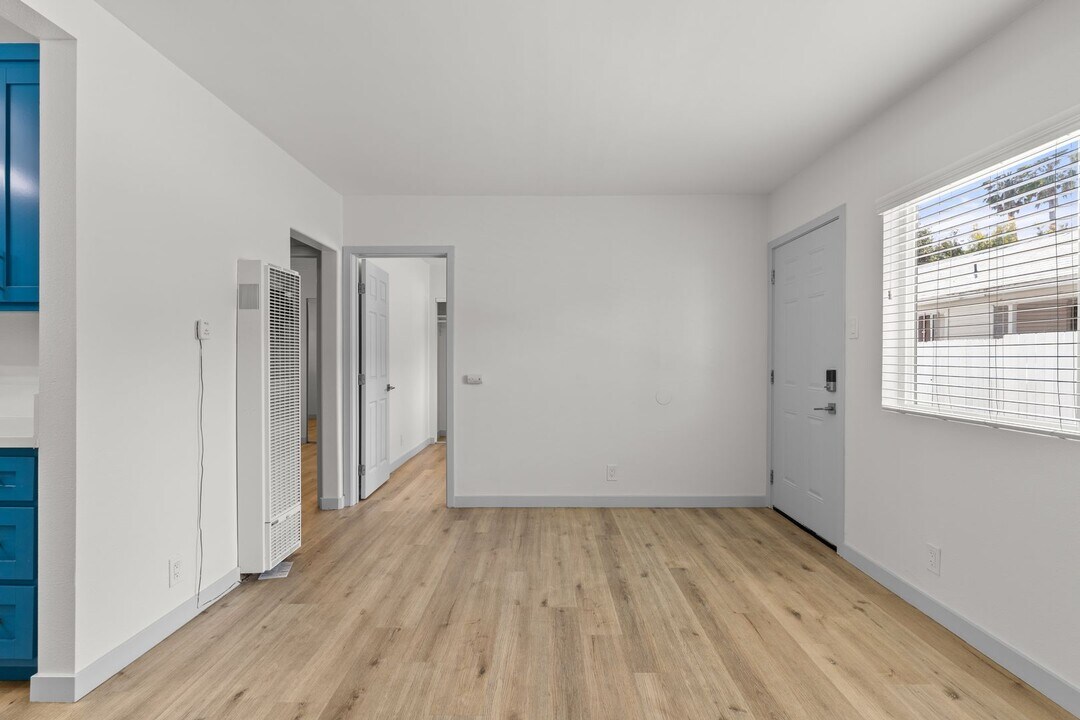 1078 E 7th St in Long Beach, CA - Building Photo