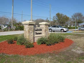 Lakeside Terrace in Pinellas Park, FL - Foto de edificio - Building Photo