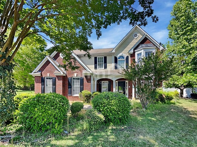 property at 2923 Villa Lake Dr