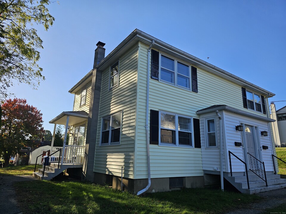70 Geissler Dr in Shelton, CT - Building Photo