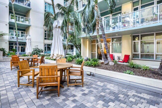 850 Beech St, Unit 214 in San Diego, CA - Building Photo - Building Photo