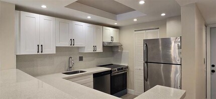 8000 S Colony Cir in Tamarac, FL - Building Photo - Building Photo