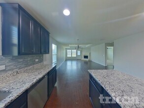 1636 Vernon Dr in Aubrey, TX - Foto de edificio - Building Photo