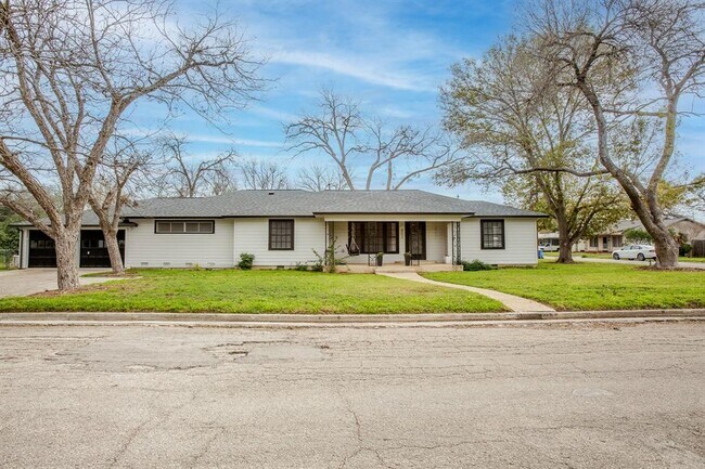 803 Peach St in Seguin, TX - Building Photo - Building Photo