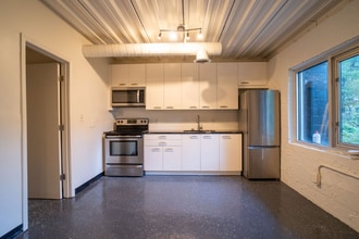 15 Burbank Dr SW in Atlanta, GA - Building Photo - Building Photo