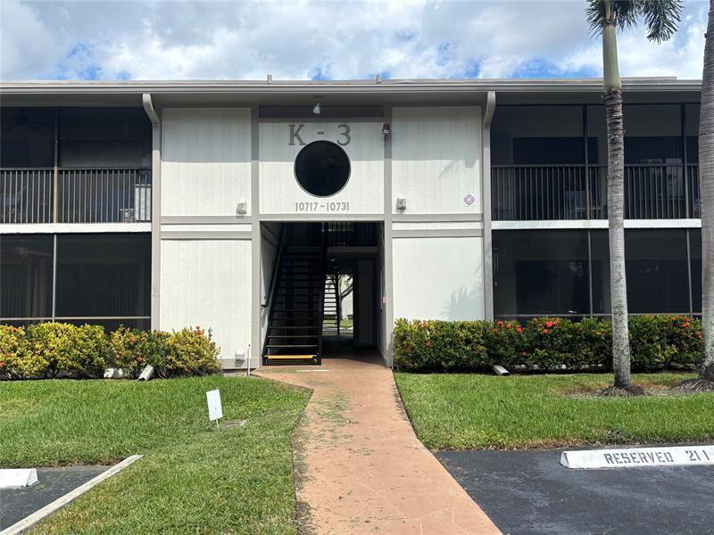 10727 W Clairmont Cir in Tamarac, FL - Building Photo