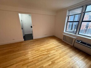 305 W 13th St in New York, NY - Building Photo - Building Photo