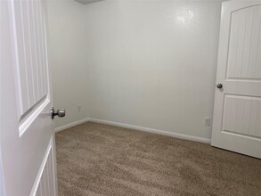 958 Oak Glen Dr in Willis, TX - Foto de edificio - Building Photo