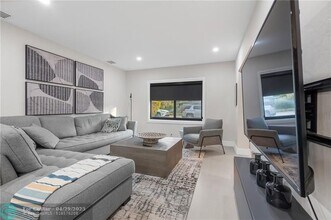 425 NE 25th St in Wilton Manors, FL - Building Photo - Building Photo