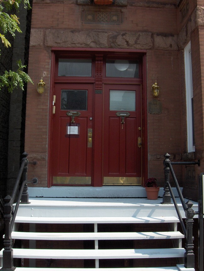 1808 W Armitage Ave, Unit 1st floor in Chicago, IL - Building Photo - Building Photo