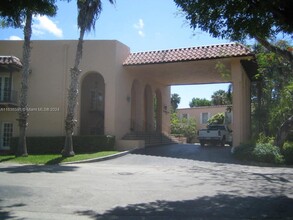 10820 N Kendall Dr in Miami, FL - Building Photo - Building Photo