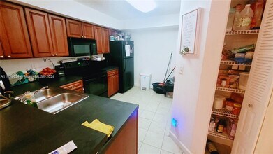 10105 W Sunrise Blvd in Plantation, FL - Building Photo - Building Photo