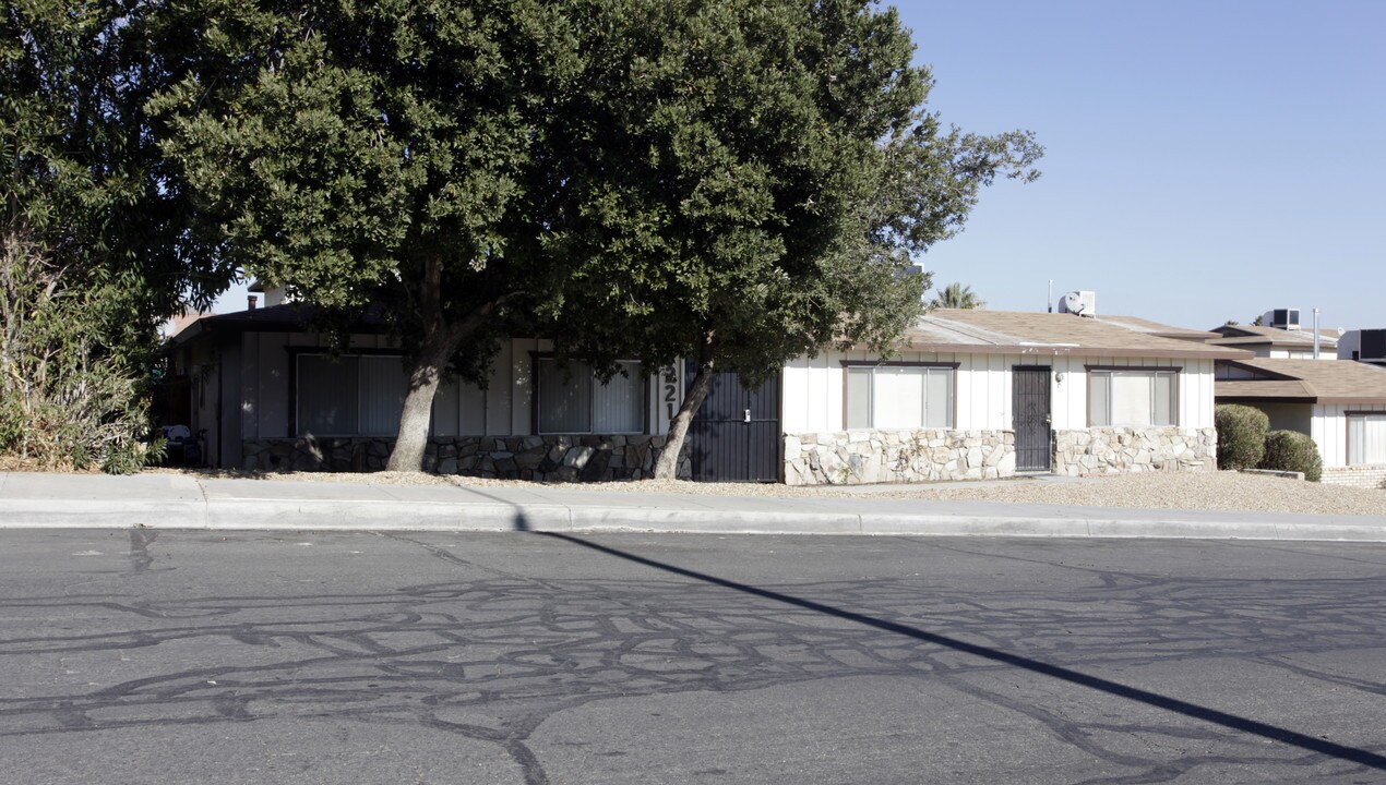 1221 Center St in Barstow, CA - Building Photo