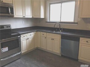 26 W Pine St in Islip, NY - Building Photo - Building Photo