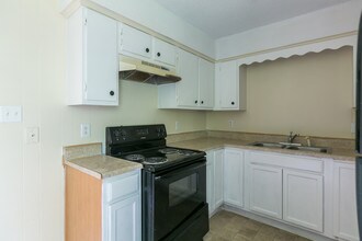 819 Ridge Rd-Unit -D in Fayetteville, NC - Building Photo - Building Photo