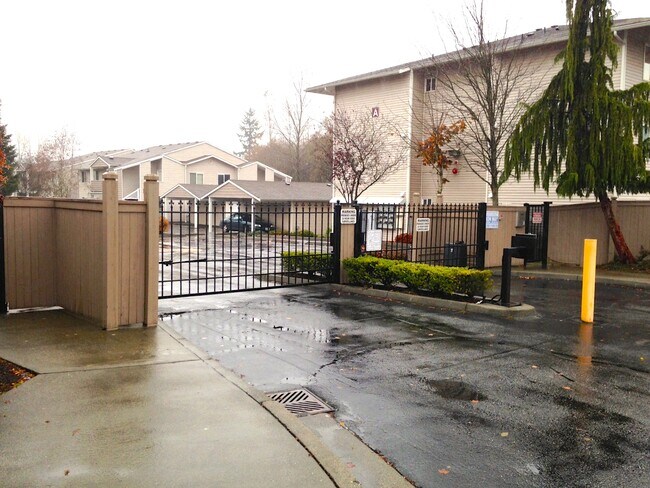 1001 W Casino Rd, Unit D101 in Everett, WA - Foto de edificio - Building Photo