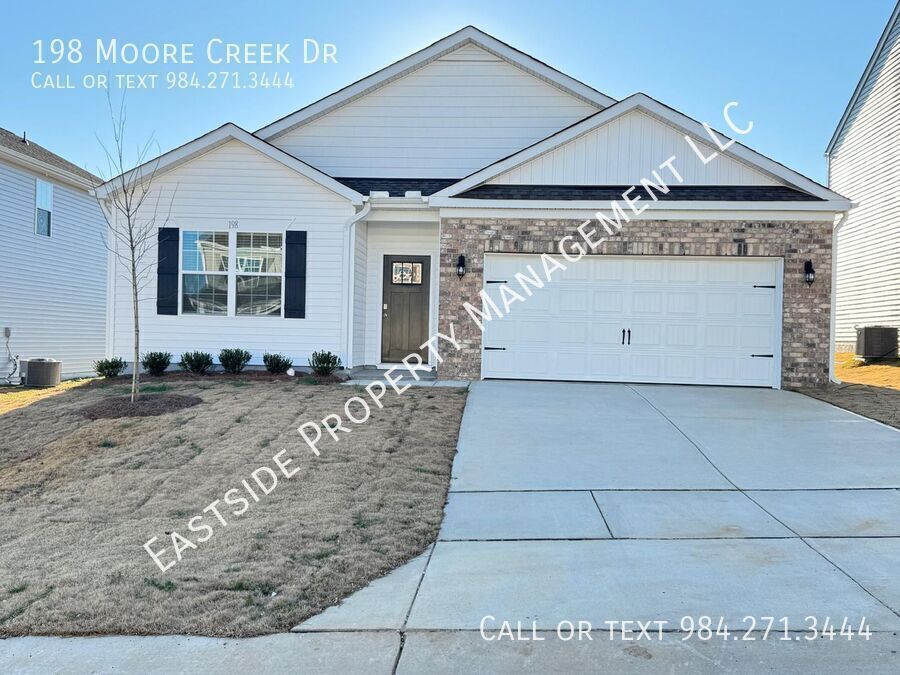 198 Moore Crk Dr in Fuquay Varina, NC - Building Photo