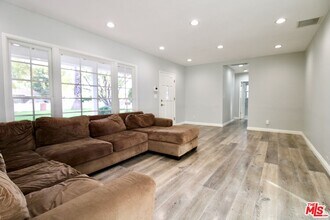 8421 Darby Ave in Los Angeles, CA - Building Photo - Building Photo