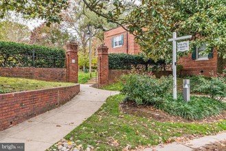 1736 N Rhodes St, Unit 293 in Arlington, VA - Foto de edificio - Building Photo